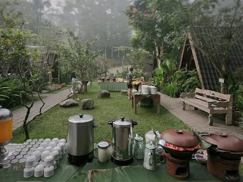 Imah Seniman Hotel Lembang Exterior photo