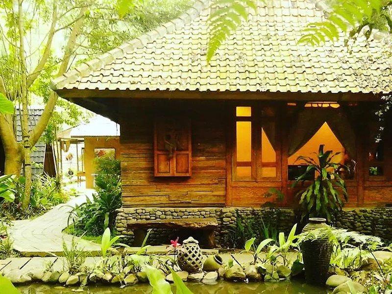 Imah Seniman Hotel Lembang Exterior photo