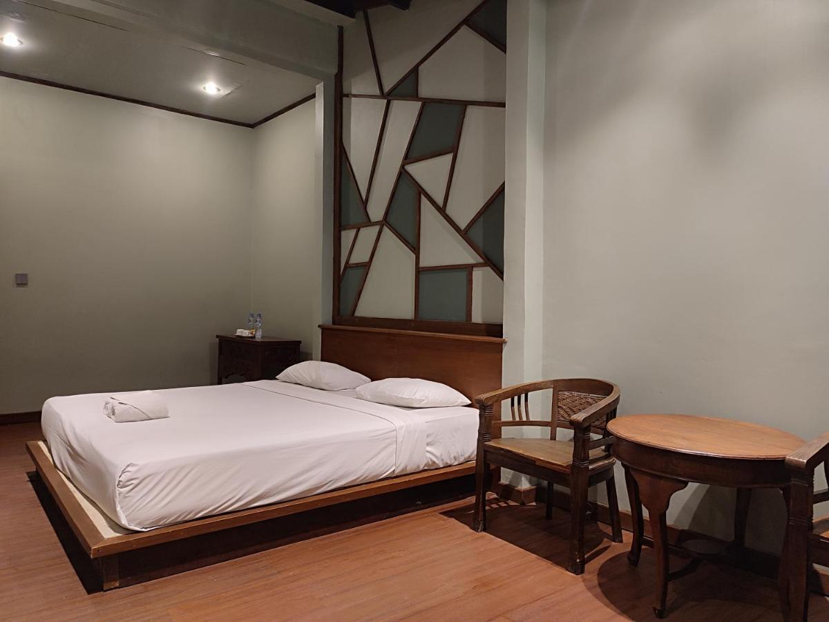 Imah Seniman Hotel Lembang Exterior photo